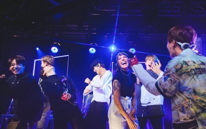 Xem ngay sân khấu Boy With Luv của BTS và Halsey tại chung kết The Voice Mỹ 2019: Bùng nổ và đầy cảm xúc! Ảnh 2