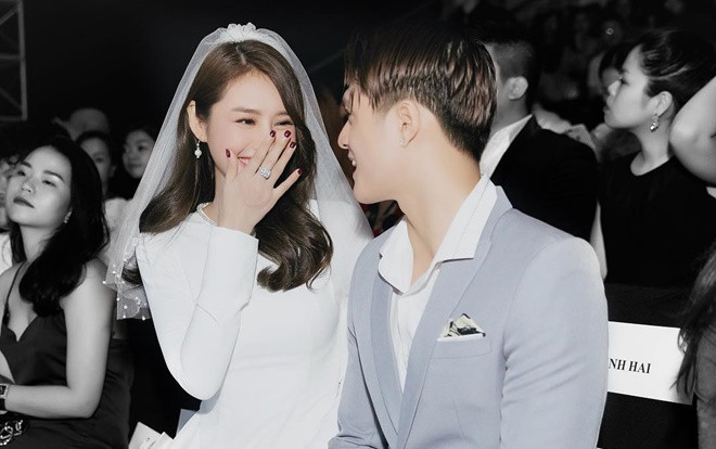 Linh Chi khoe ảnh Lâm Vinh Hải và mẹ vợ tương lai nắm tay nhau đi tung tăng Ảnh 2