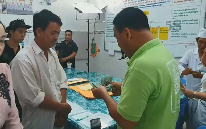 Clip độc được cất giữ bấy lâu: MC Quyền Linh 'vét' hết tiền túi ra cho người nghèo trong cánh gà Ảnh 2