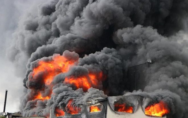 Công ty băng keo bốc cháy dữ dội giữa mưa lớn ở Bình Dương Ảnh 2