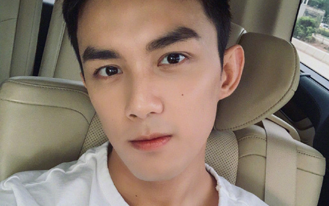 Ngô Lỗi mặc áo trắng kết hợp với tóc mới soái khí trong ngày khai máy 'Xuyên việt hỏa tuyến' Ảnh 2