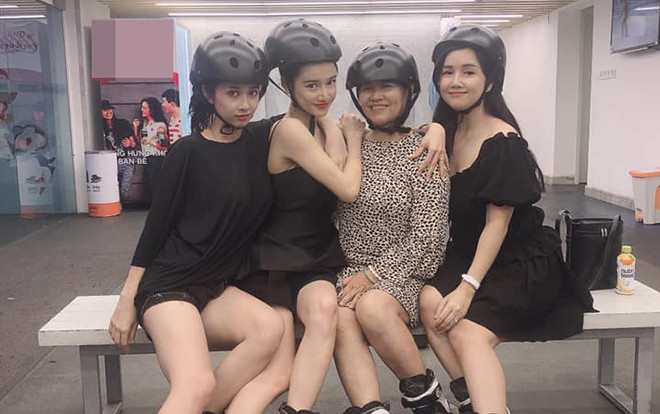 Đi 'xõa' với cả gia đình, Nhã Phương khiến nhiều người giật mình vì chân tay tong teo sau sinh Ảnh 2