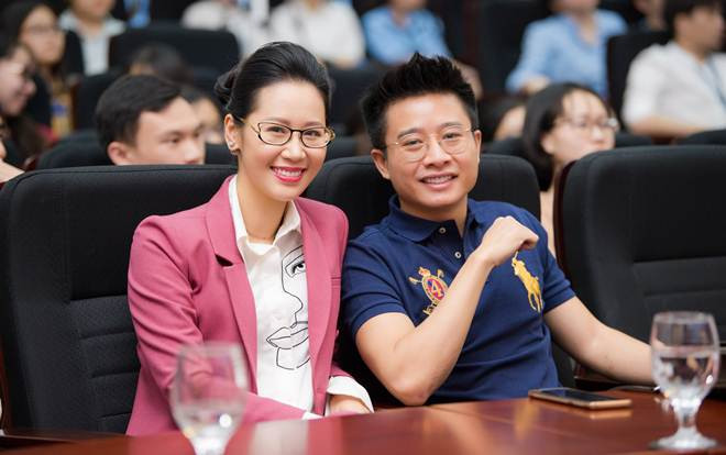 Ông xã doanh nhân đẹp trai như tài tử điện ảnh hộ tống Dương Thuỳ Linh tại sự kiện Ảnh 2