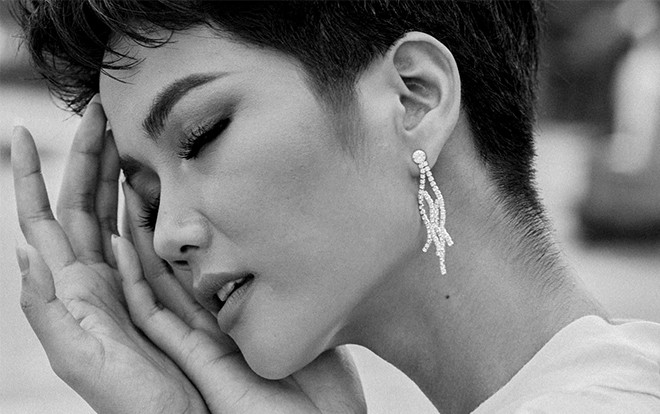 Khoe vẻ đẹp mong manh trước biển, H'Hen Niê 'đốn tim' mọi ánh nhìn bằng sắc màu đen - trắng Ảnh 2