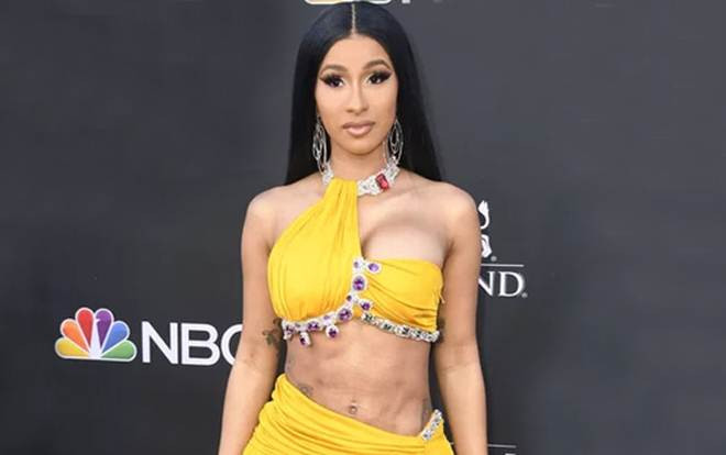 Cardi B đau đớn khổ sở sau khi hút mỡ bụng và nâng ngực Ảnh 2