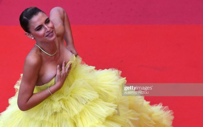 Siêu mẫu Brazil tụt váy xém lộ ngực và màn xử lý vụng về trên thảm đỏ Cannes Ảnh 2
