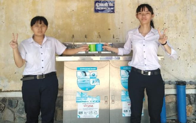 Biểu cảm 'đơ như cây cơ' của 2 nữ sinh Phú Yên trong bộ ảnh kỷ yếu hơn 70k like khiến dân mạng phấn khích Ảnh 2