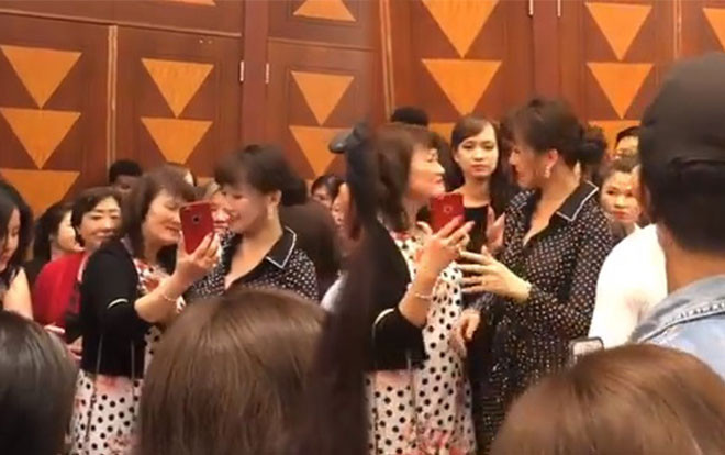 Clip Hari Won chảnh chọe với khán giả lớn tuổi: Người lên tiếng bênh vực, kẻ khẳng định thái độ ngôi sao Ảnh 2