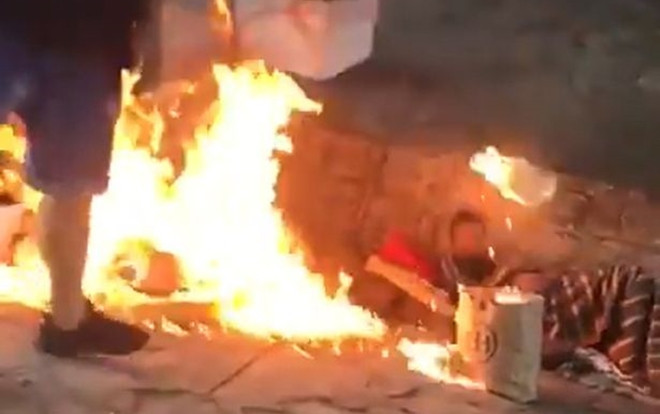 Kẻ lạ mặt châm lửa thiêu sống người vô gia cư nằm dưới gầm cầu 'vì ghét' Ảnh 2