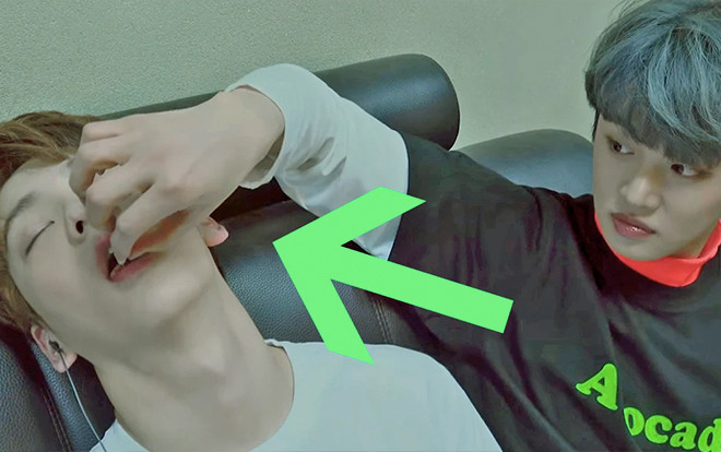 Khoảnh khắc siêu đáng yêu của TXT: Yeonjun 'chăm bẵm' người em Soobin theo cách… chẳng giống ai Ảnh 2