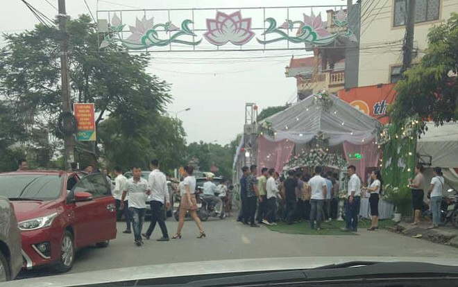 Dựng rạp lấn chiếm lòng lề đường và màn tranh cãi quyết liệt khiến nhiều người 'ngứa mắt' Ảnh 2