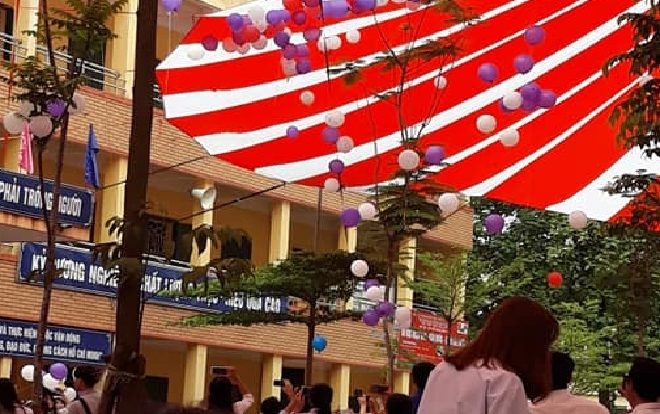 Thả bóng bay nhưng bị kẹt khiến học sinh 'khóc ròng' vậy mà dân mạng còn hài hước tới mức này đây Ảnh 2