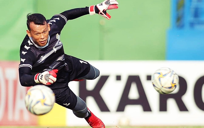 CLIP: Thủ môn Tấn Trường mắc sai lầm, lại bị chỉ trích ‘bắt như bán độ’ Ảnh 2