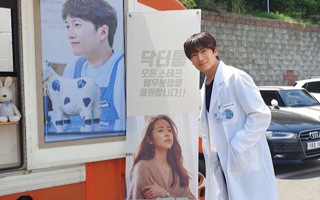 Lee Bo Young có ghen khi Ji Sung cảm ơn quà của Han Ji Min với lời nhắn: 'Anh nhớ em'? Ảnh 2