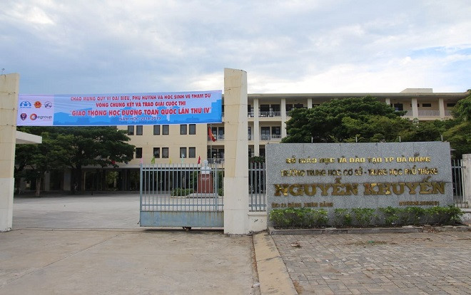 Bị 'tố' phân biệt khi phát giấy chứng nhận khen thưởng in sơ sài trên giấy mỏng, trường THPT tại Đà Nẵng nói gì? Ảnh 2