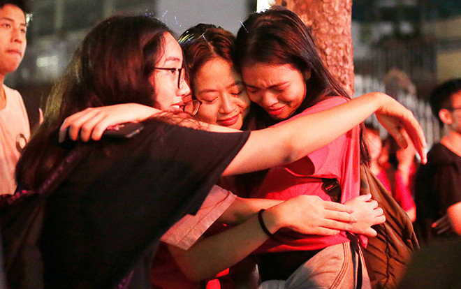 Học sinh trường Ams khóc cùng mưa trong đêm chia tay khóa cuối Ảnh 2