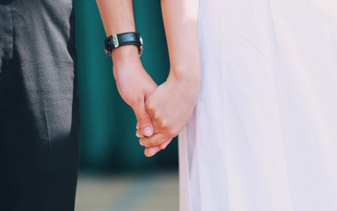 Những cái nắm tay cuối cùng của đời học sinh trong lễ bế giảng trường THPT Hàm Rồng-Thanh Hóa Ảnh 2