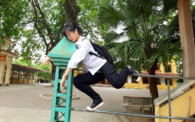 Quá mệt mỏi với những ngày ôn thi, nữ sinh ‘nằm vật’ trên ban công, ghế đá, xà thể dục… Ảnh 2