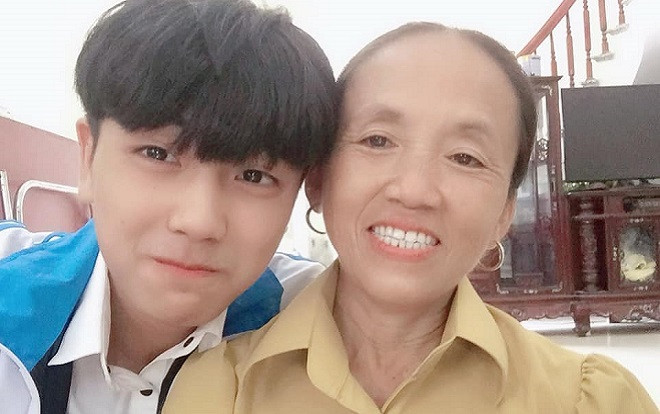 Nam sinh bỗng nhiên nổi tiếng khi đến thăm nhà bà Tân chỉ vì… đẹp trai Ảnh 2