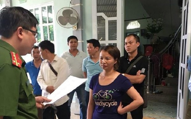 Thu nhiều điện thoại và giấy tờ mua bán trái phép khi khám xét nhà mẹ nữ sinh giao gà bị sát hại chiều 30 Tết Ảnh 2