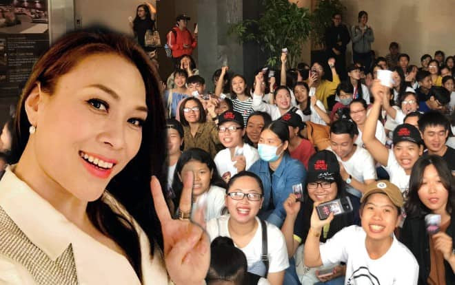 Clip: Hàng trăm fan gọi tên Mỹ Tâm trước giờ G ký tặng Album OST 'Chị trợ lý của anh' Ảnh 2