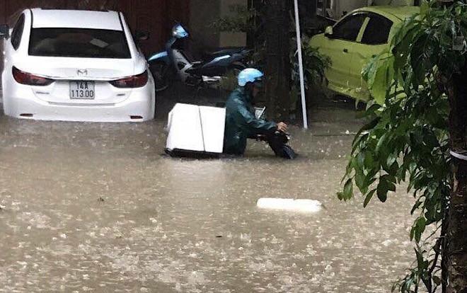 Móng Cái mưa lớn lịch sử: Đường phố chìm trong biển nước, một người bị lũ cuốn Ảnh 2