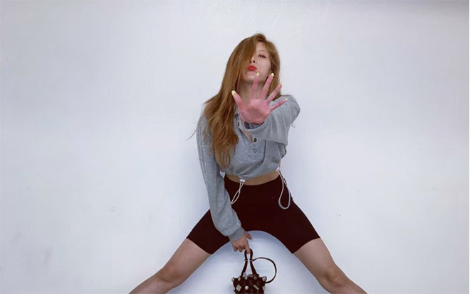 Chiếc quần từ thời công nương Diana đang làm sao Hàn say đứ đừ, biến hóa tài tình nhất phải là HyunA, Hwasa (Mamamoo) Ảnh 2