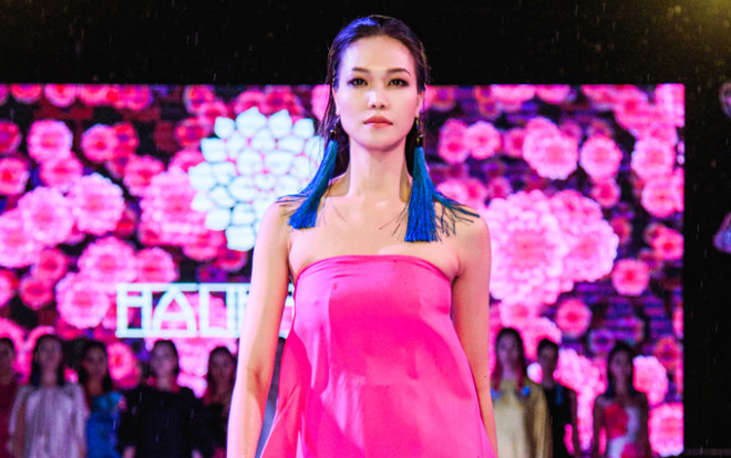 Hoa hậu Thuỳ Dung xinh đẹp làm vedette: Trời mưa càng làm tôi diễn sung sức Ảnh 2