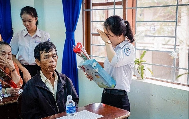 Bật khóc trước hình ảnh tri ân đặc biệt của học sinh cuối cấp Vũng Tàu dành riêng cho ba mẹ Ảnh 2