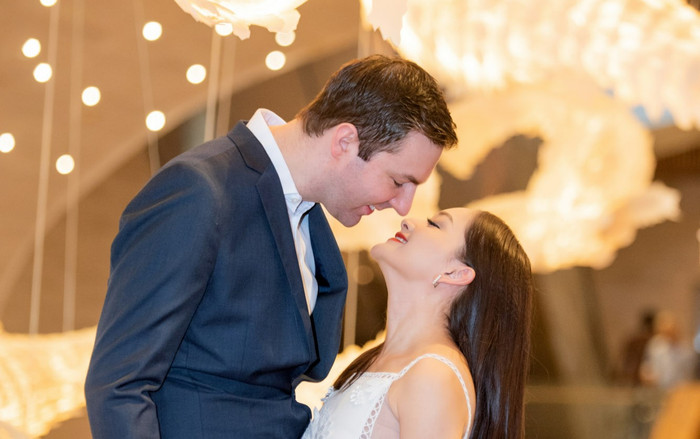 'Nàng dâu' Lan Phương xinh đẹp rạng rỡ, tình tứ hôn chồng Tây giữa chốn đông người Ảnh 2