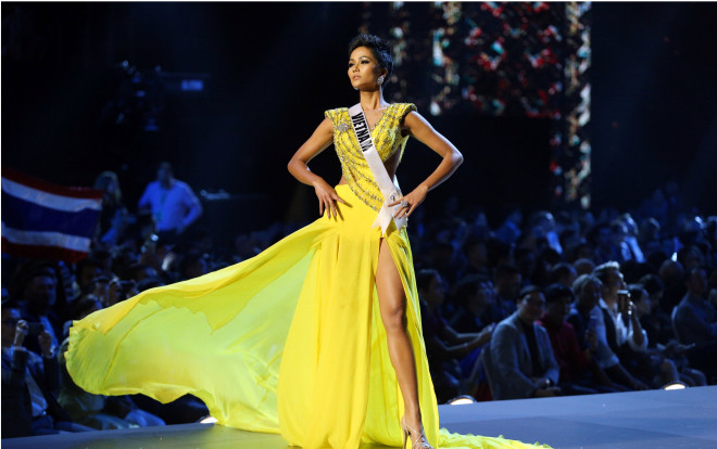 Các nàng hậu đọ sắc cùng đầm vàng xẻ cao, H'Hen Niê đã ghi tên vào lịch sử vậy tiếp theo là ai? Ảnh 2