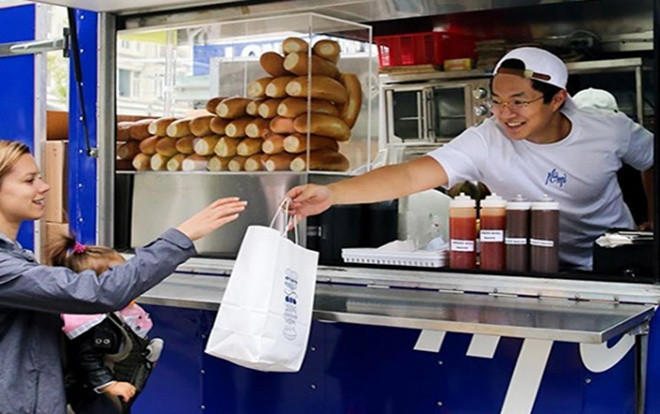 Chàng trai 23 tuổi mở tiệm bánh mỳ Việt trên xe tải tại Canada Ảnh 2