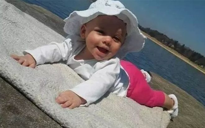 Em bé suýt chết khát nằm cạnh xác bố mẹ suốt 3 ngày không ăn không uống Ảnh 2