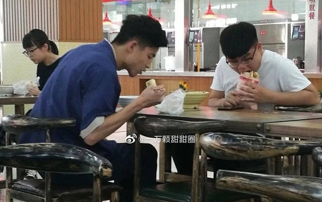 5 ngày mặc cùng một bộ đồ, nam sinh đẹp trai 'nổi như cồn' trên MXH Ảnh 2