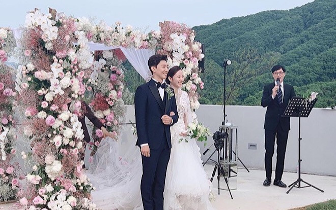 Đám cưới nam phụ 'Thư ký Kim sao thế?': Yoona, Park Seo Joon - Jung So Min chăm chú nghe chú rể hát Ảnh 2