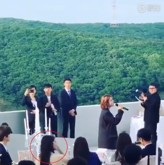 Yoona ngồi cùng bàn, đối diện Park Seo Joon, Gummy và Hwang Bora.