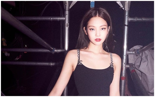 Hết váy áo xuyên thấu Jennie (BlackPink) chuyển qua mặc trang phục bó sát để khoe body huyền thoại không phần trăm mỡ thừa Ảnh 2