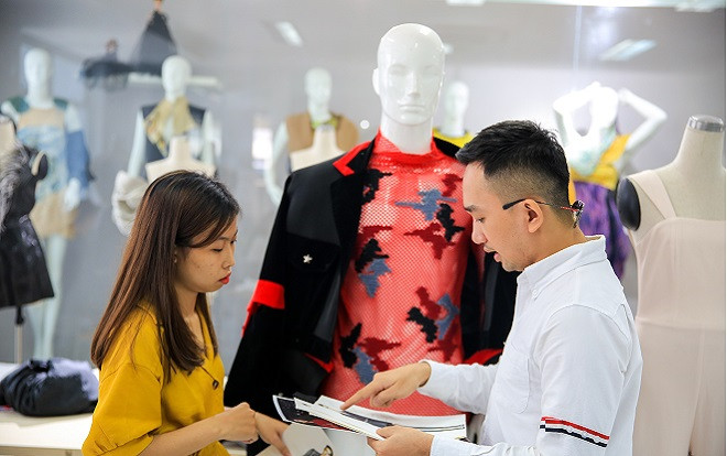 Dàn thí sinh 'HUTECH Designer 2019' lắng nghe mentor góp ý cho bộ sưu tập, gấp rút chuẩn bị cho đêm Chung kết Ảnh 2