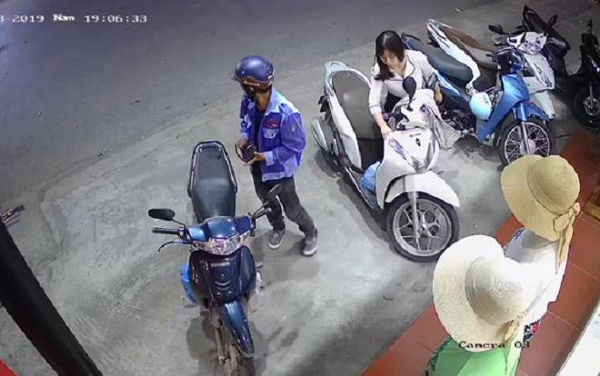 Thấy vợ lướt facebook ưng mẫu áo, người chồng đi làm về còn lấm lem vẫn ghé cửa hàng mua tặng vợ khiến chị em ghen tị Ảnh 2