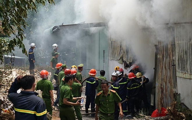 Xưởng sản xuất hương nhang ở Đà Nẵng bất ngờ bốc cháy ngùn ngụt, nhiều tài sản bị thiêu rụi Ảnh 2