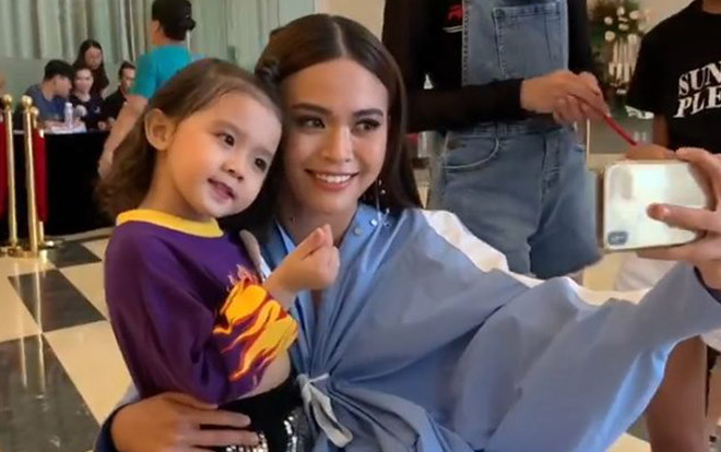 Trước những ồn ào về cuộc thi Miss Earth, Mâu Thủy vẫn xuất hiện rạng rỡ và thân thiện chụp hình cùng fan Ảnh 2