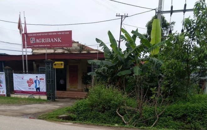 Nam thanh niên mặc áo mưa cầm vật nghi là súng vào chi nhánh ngân hàng Agribank cướp hơn 500 triệu đồng Ảnh 2