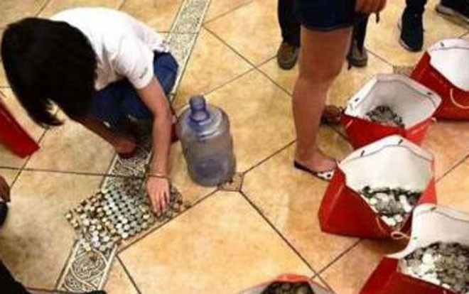 Khách kéo cả xe tải tiền xu đi mua nhà, văn phòng bất động sản phải huy động tới 26 nhân viên ngồi đếm tới khuya mới xong Ảnh 2