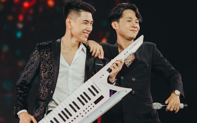 Jack & K-ICM đem 'Hồng nhan' lên biểu diễn trên sân khấu sự kiện cùng sao Kpop KARD - Ha Sung Woon Ảnh 2