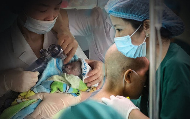 Vừa hồi tỉnh sau chuyển biến xấu, người mẹ ung thư nhường sự sống cho con đã tự viết chữ: ‘Chồng em đâu chị?’ Ảnh 2