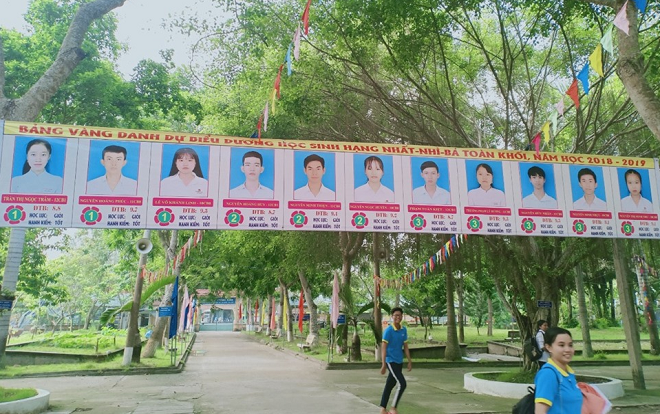 'Trường người ta' phóng to ảnh thẻ, căng băng rôn tuyên dương học sinh xuất sắc hoành tráng như thế này đây Ảnh 2