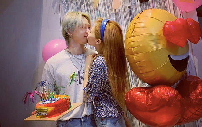 Bức ảnh đáng 'ghen tị' nhất trong ngày: Nụ hôn say đắm của HyunA dành cho E'Dawn đúng ngày sinh nhật Ảnh 2