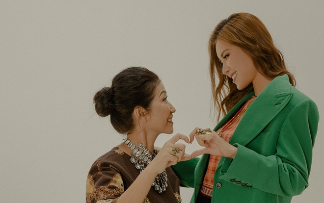 Minh Tú đón Quốc tế Thiếu nhi với bộ ảnh cùng mẹ, ôn lại kỷ niệm thuở bé làm 'bà trùm' trong xóm Ảnh 2