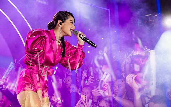 Giật mình khoảnh khắc: Chạy show liên tục, Chi Pu phải thay trang phục… ngay trên xe Ảnh 2