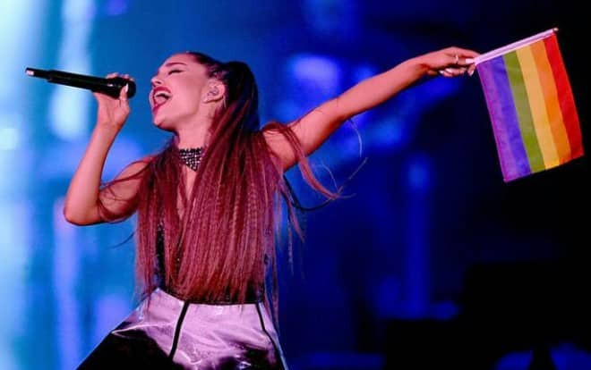 Chuyện Ariana Grande nói sẽ… đá mỗi fan 1 cái: Lí do sau đó khiến ai cũng bất ngờ! Ảnh 2